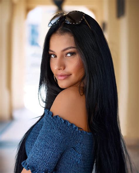 22 Gorgeous Latina Hairstyles: Popular Hispanic Women。